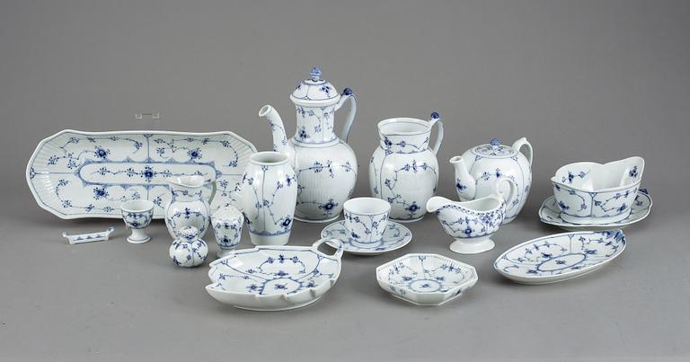 SERVIS, 96 delar, porslin, "Musselmalet", Royal Copenhagen, 1900-talets andra hälft.
