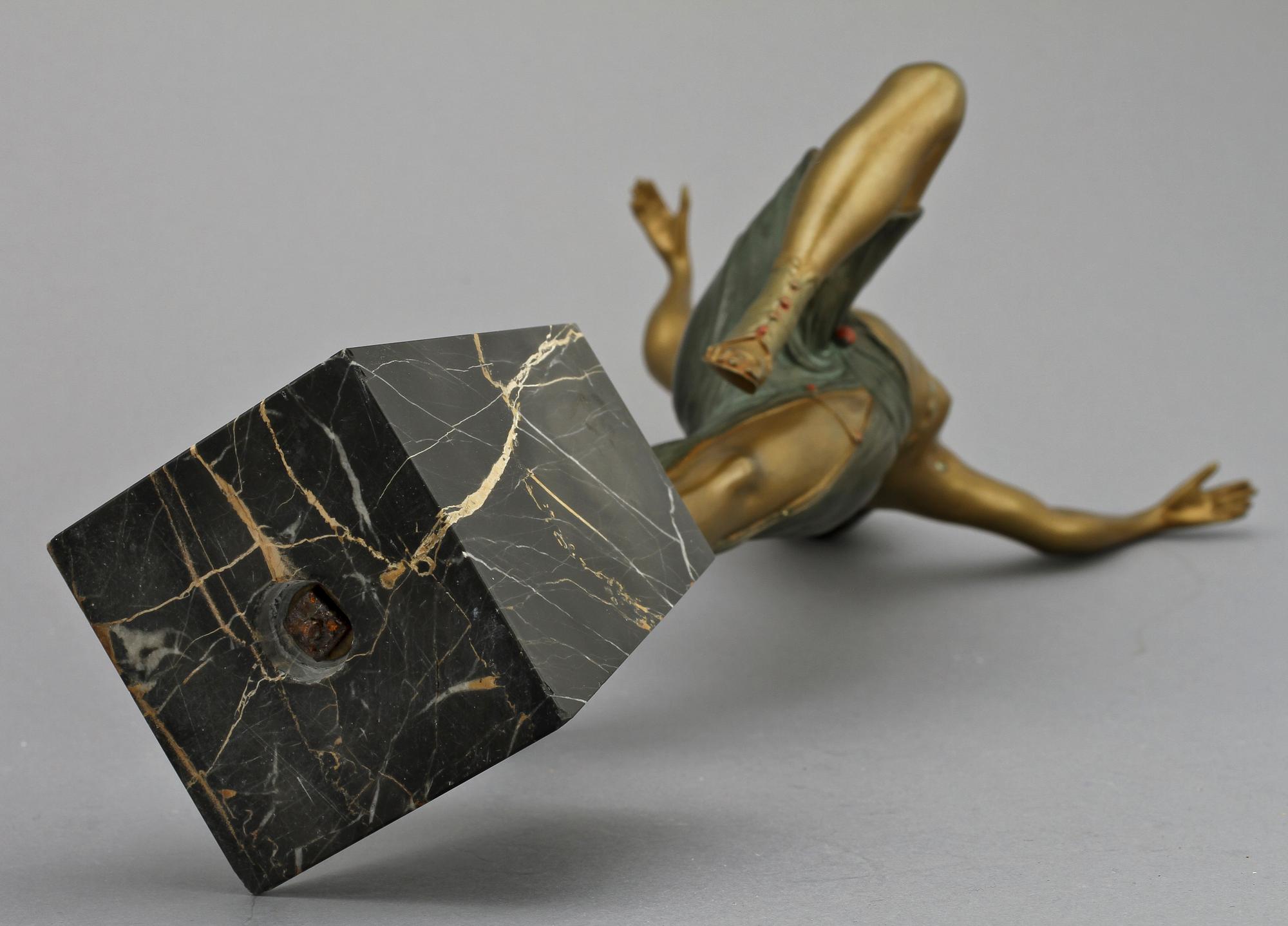 SKULPTUR, patinerad gulmetall, 1920-tal.