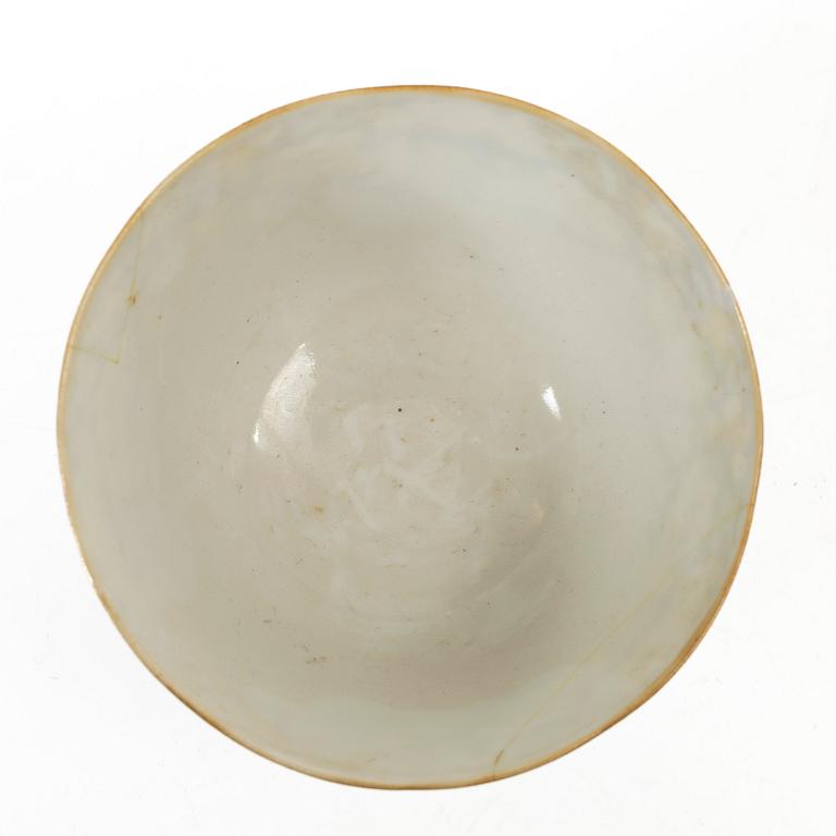 Skålar, tre stycken, samt litet blåvitt ytterfoder och lackask, porslin, Qingdynastin, 1800-tal.