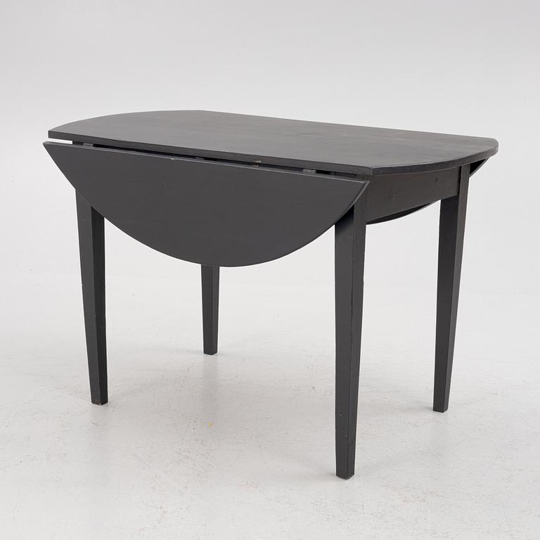 A drop-leaf table, early 20th Century.