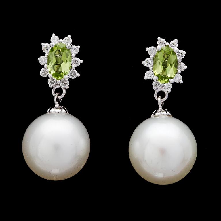 EARRIGNS, cultured South sea pearls, 11,4 mm, med peridoter och briljantslipade diamanter, tot. app. 0.25 cts.