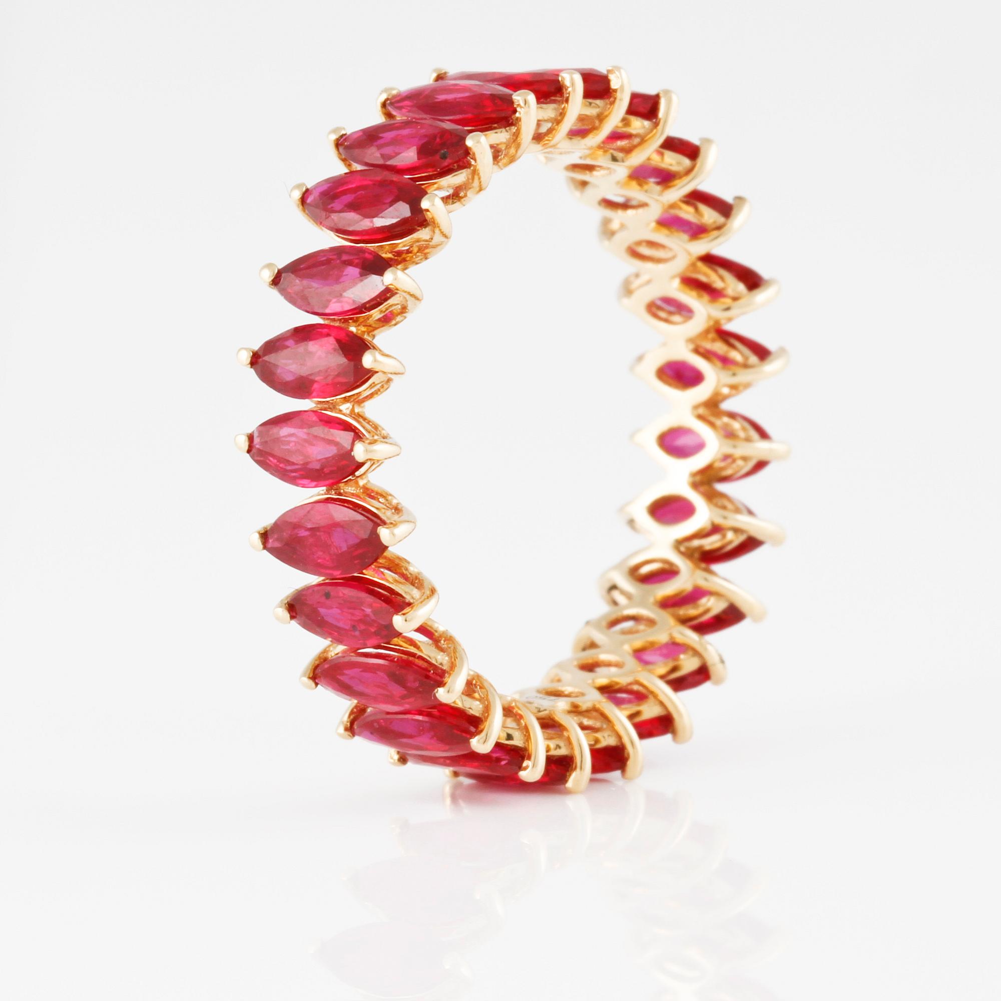 RING, 18K guld med navetteslipade rubiner ca 3,30 ct. Vikt 2,6 gram.