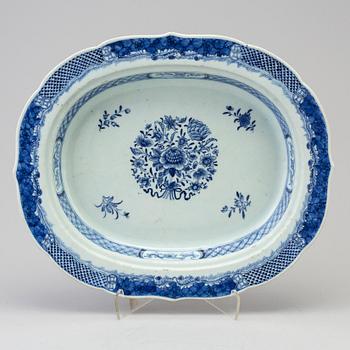 A Chinese blue and white export porcelain dish, Qianlong (1736-95).