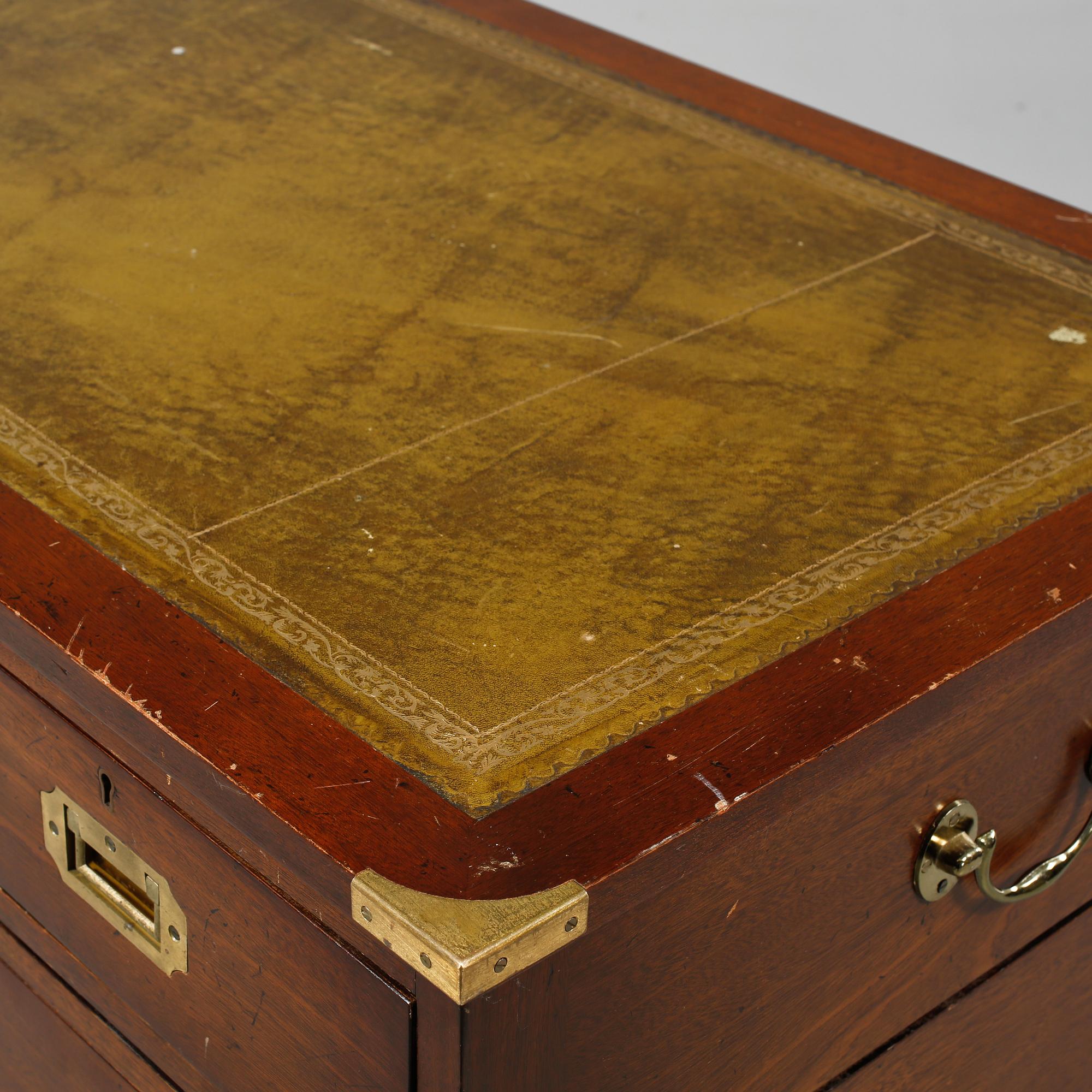 SKRIVBORD, Engelsk stil, 1900-talets andra hälft.