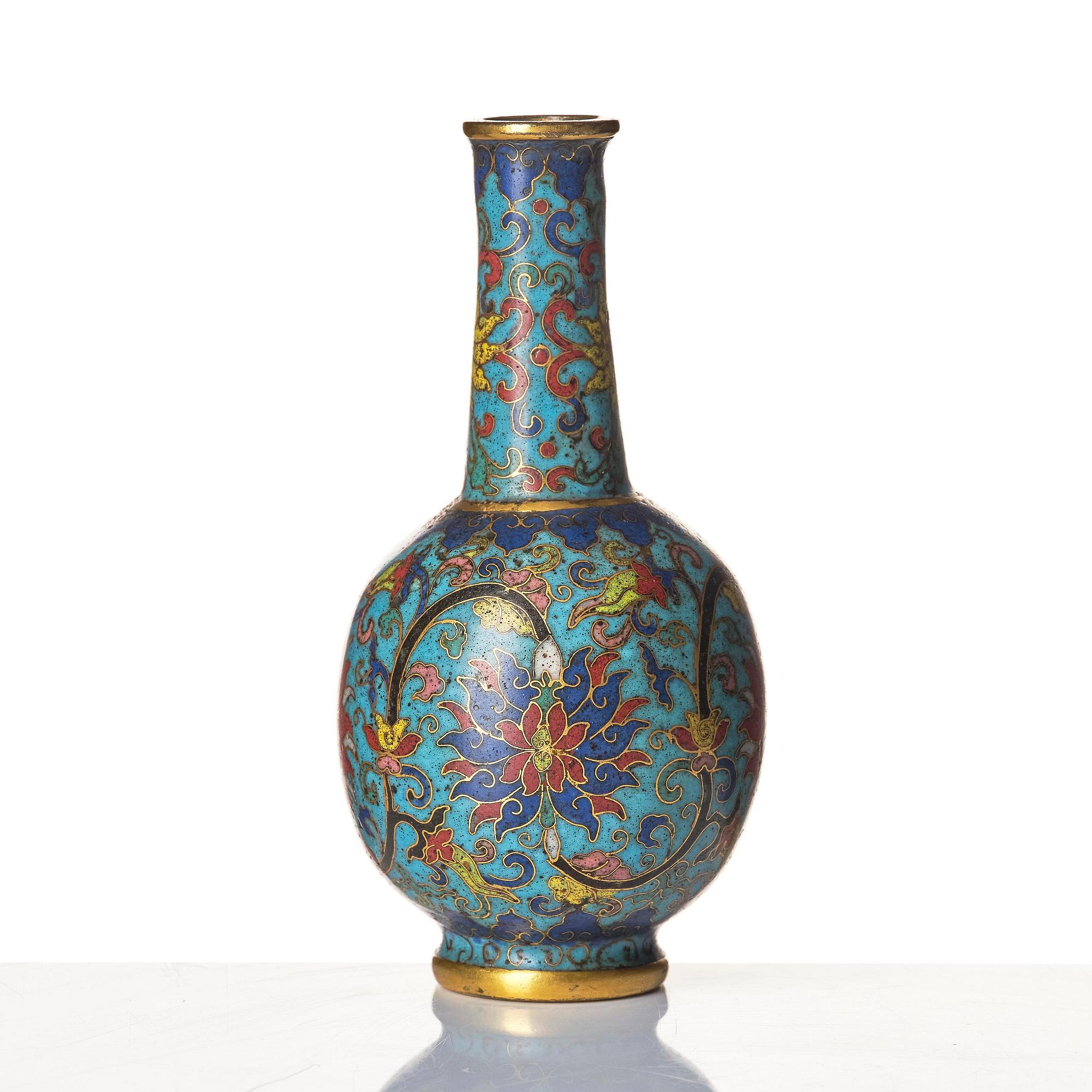 Vas, cloisonné. Qingdynastin, med Qianlongs märke och period (1736-95).