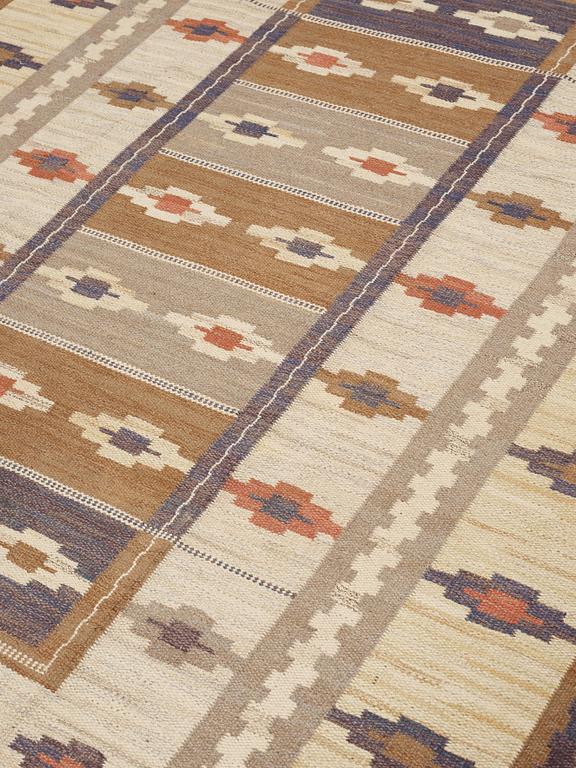 A CARPET, "Ljusa mattan", flat weave, 284,5 x 203,5 cm, signed MMF.