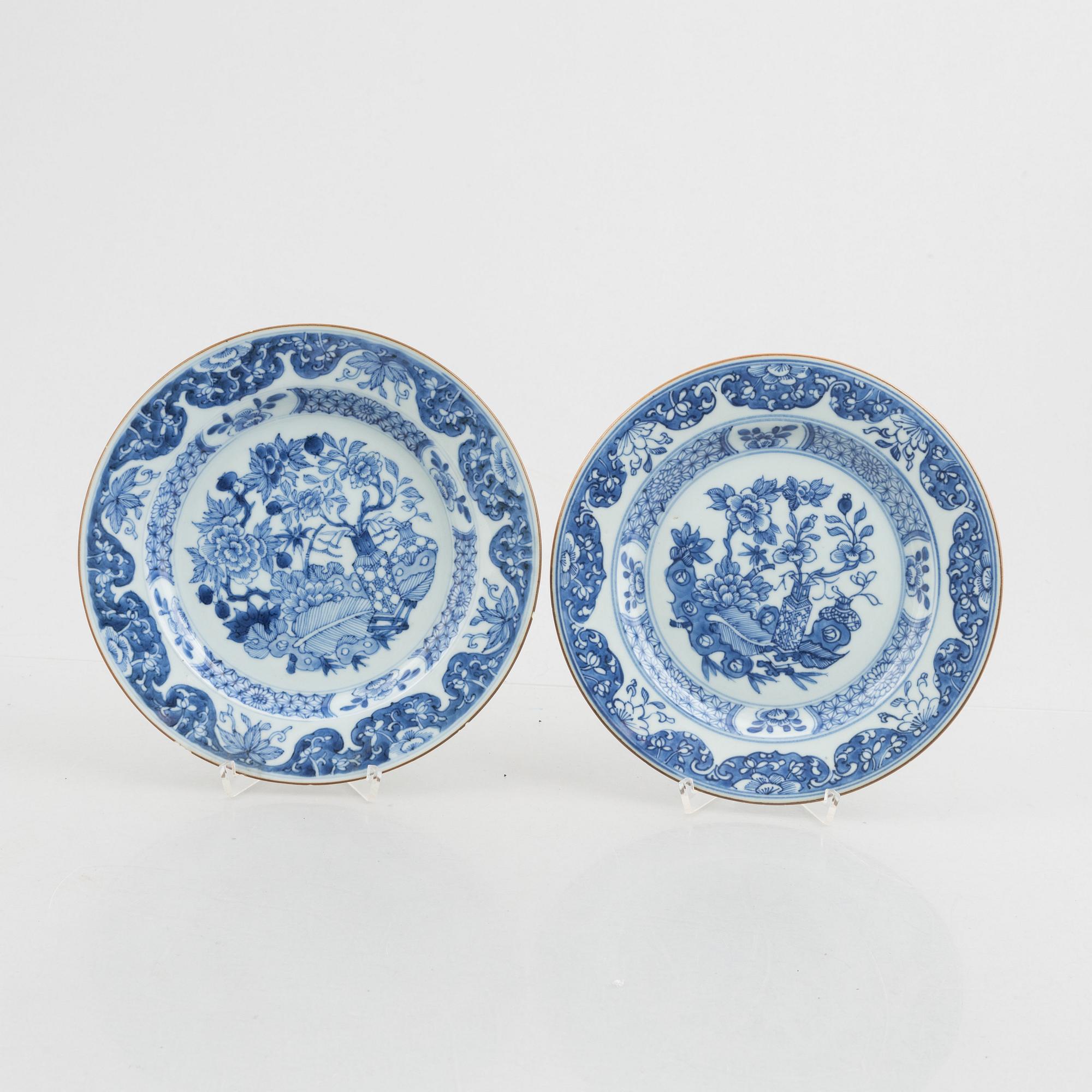 A set of eight Chinese export porcelain plates and two chargers, Qing dynasty, Qianlong (1736-95).