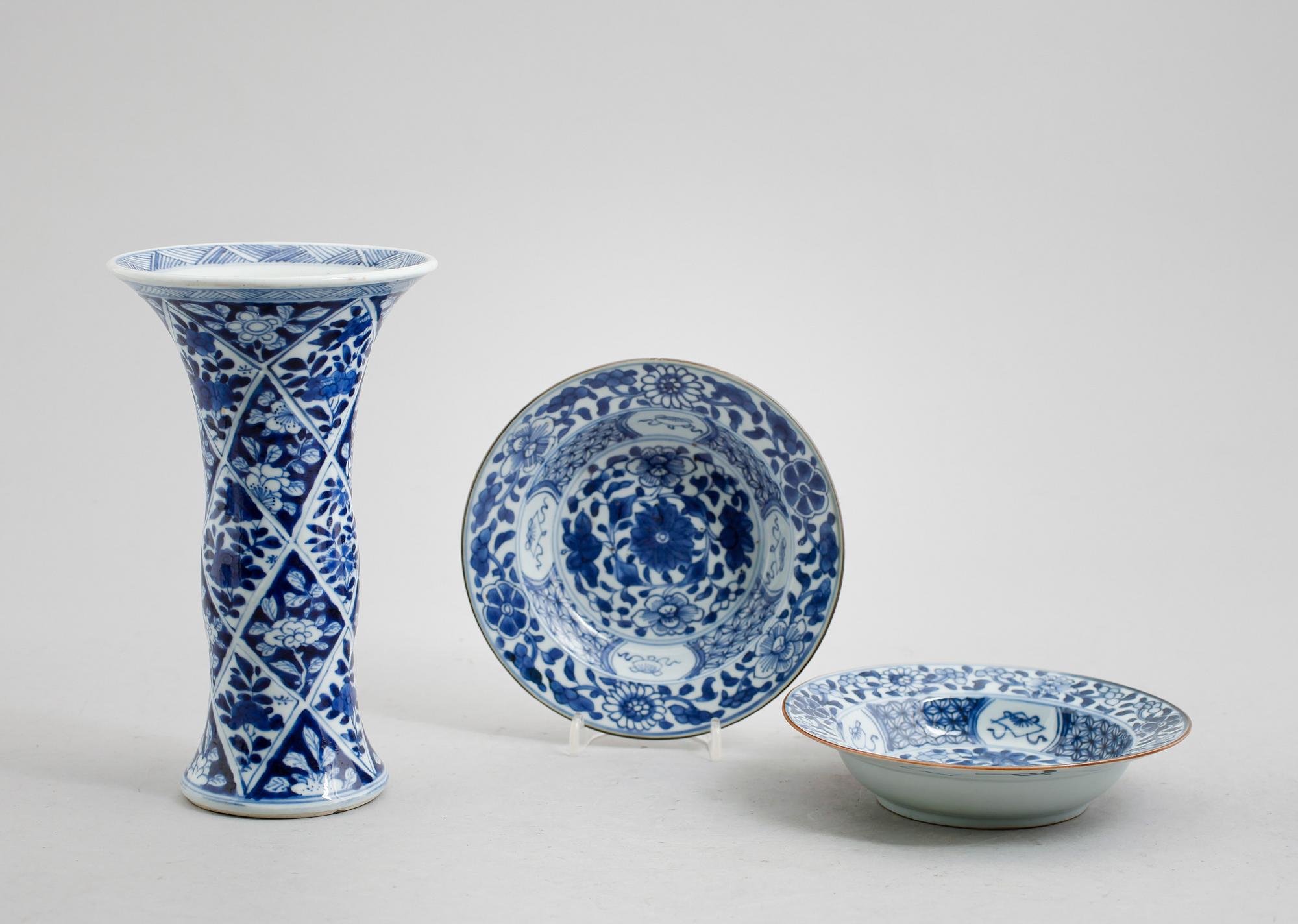 TALLRIKAR OCH VAS, 3 delar, porslin, Kina, 1700-/1800-tal.