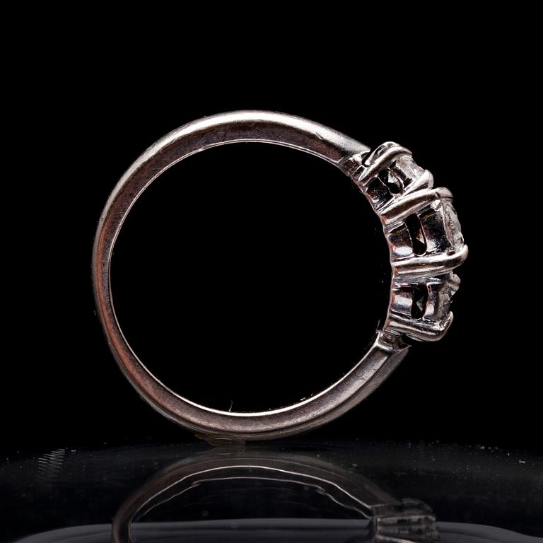 RING, vitguld 14K, 3 briljantslipade diamanter, tot. ca 0,30 ct. Kultaseppä J. Toivola Ingå 1981. Vikt 4,8 g.