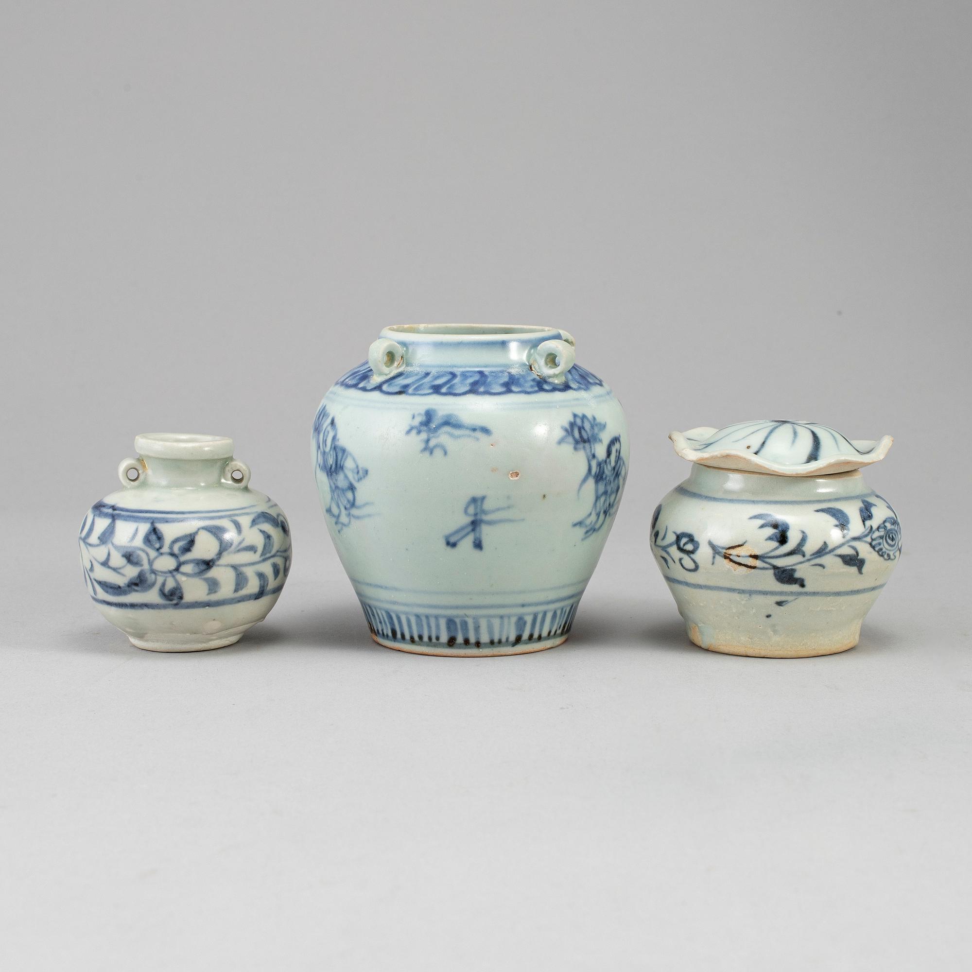 KANNA samt KRUKOR, tre stycken, porslin. Sydostasien, 1600-tal.