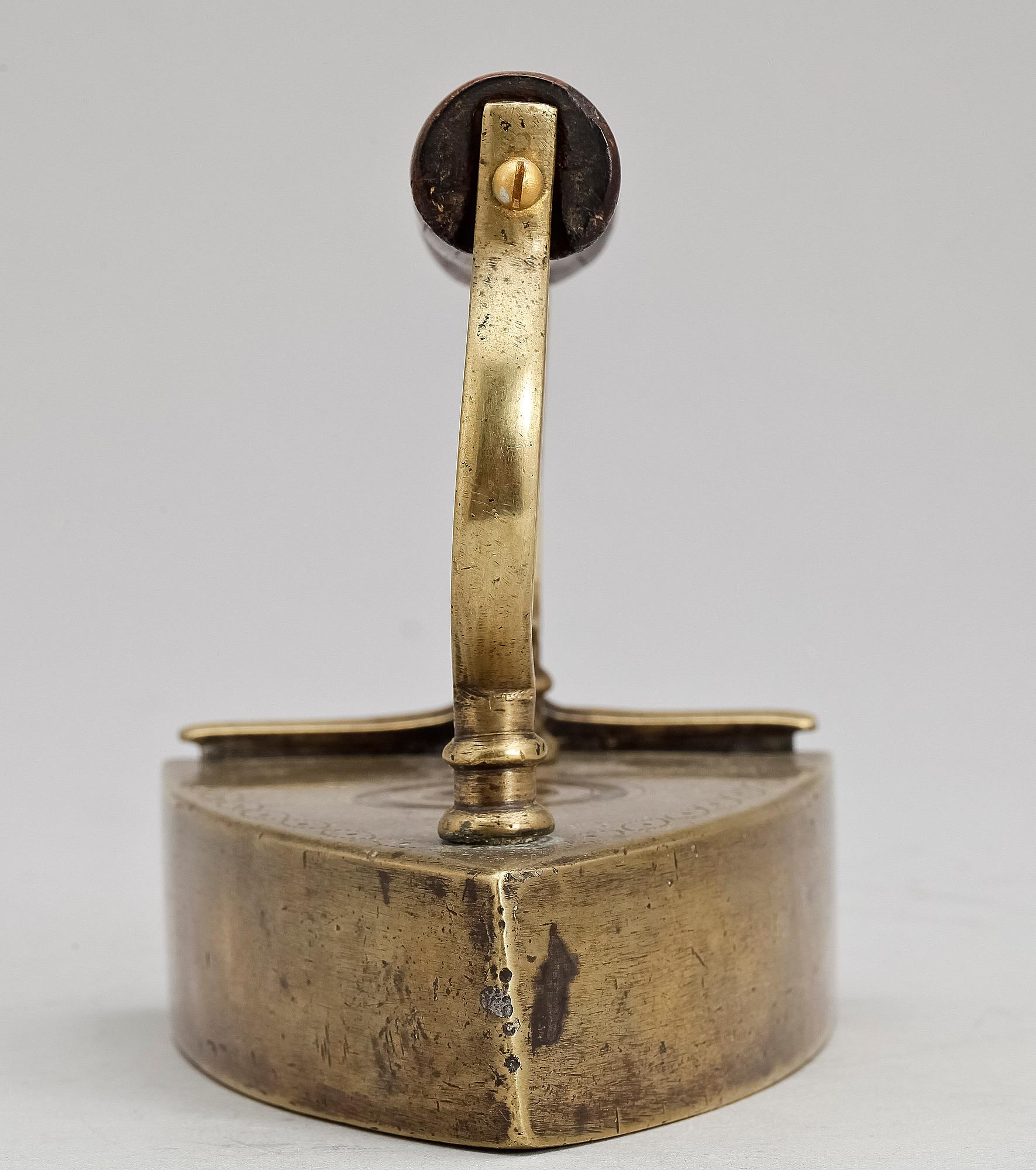 STRYKJÄRN, mässing, bär märkning, 1800-tal.