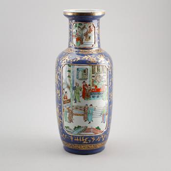 A powder blue and famille rose vases, late Qing dynasty (1644-1912).