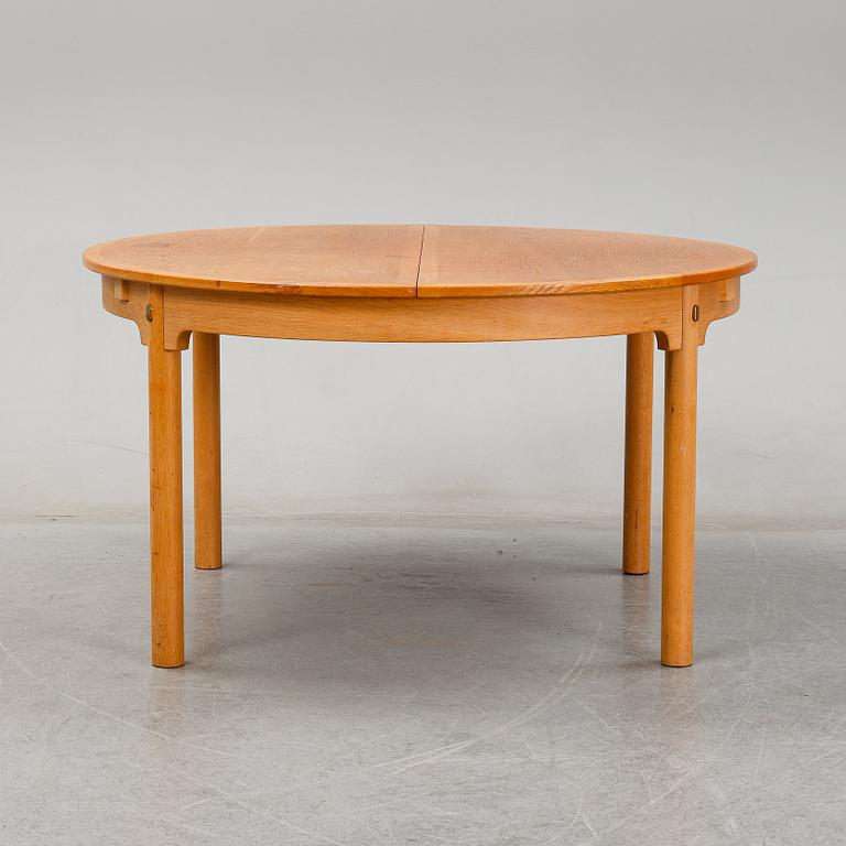A 'Öresund' oak veneered dining table by Børge Mogensen, Karl Andersson & Söner. 2 foldable leaves included.