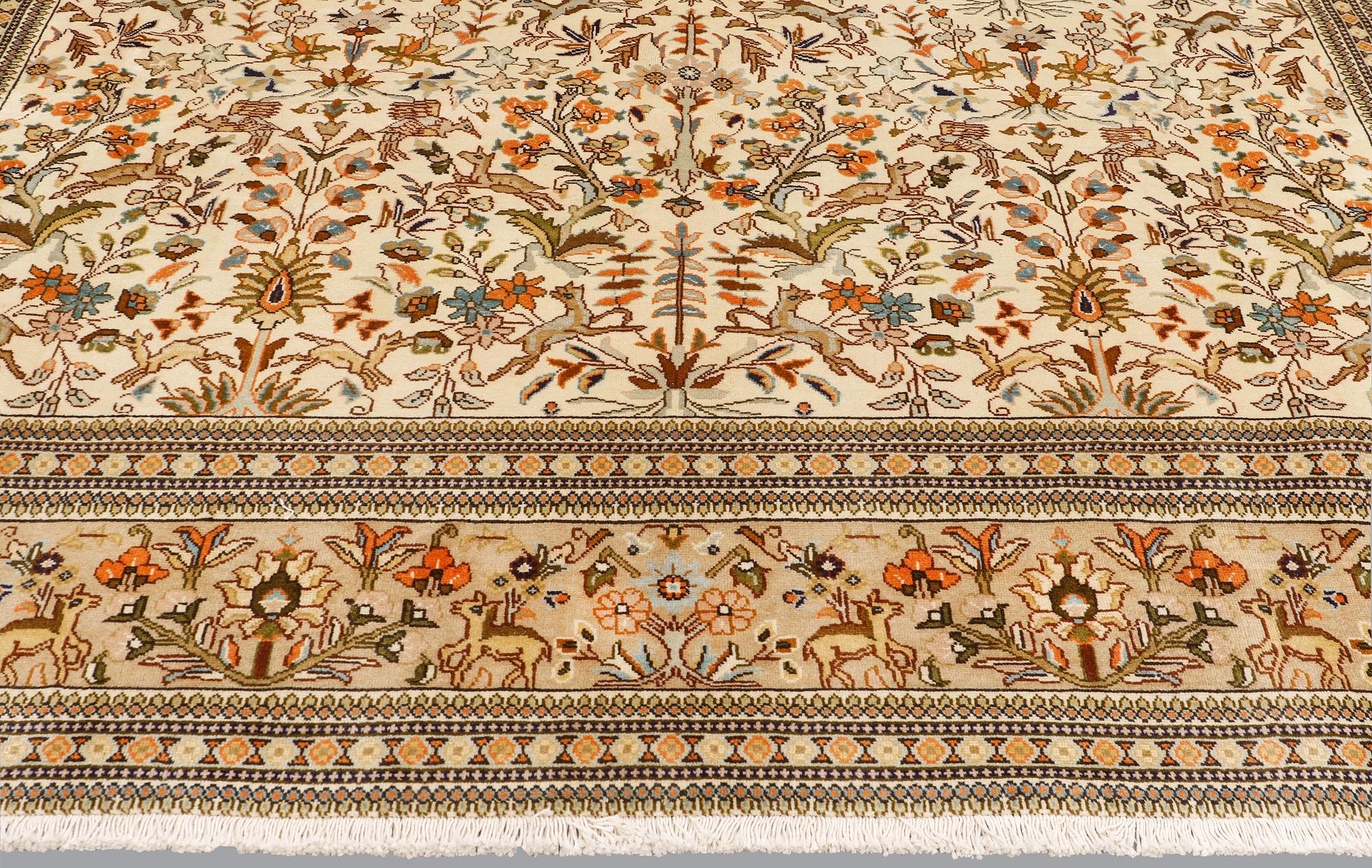 Matta, figural Täbris, s.k. Tabatabai, ca 380 x 300 cm.