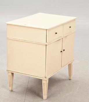 SKÅP/POTTSKÅP, sengustavianskt. 1800-tal, sk herrgårdssnickeri.