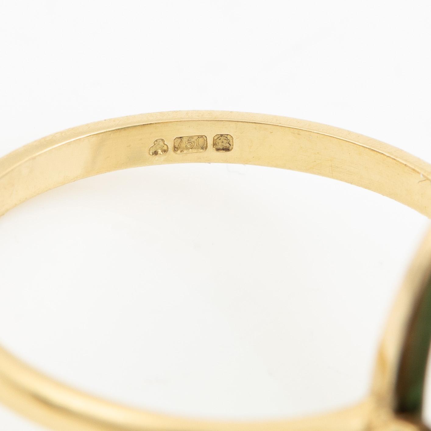 Ring in 18K gold with a cushion-shaped emerald and half pearls.