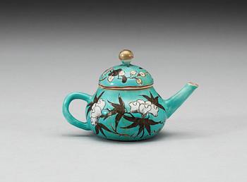 A small pot with cover, late Qing dynasty.