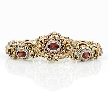 ARMBAND OCH ÖRHÄNGEN, förgyllt silver,vit och svart emalj, sötvattenpärlor och rosenslipade glasstenar. Vikt 52 g.