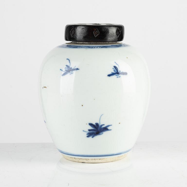 A Chinese blue and white porcelain jar woth wooden cover, Qing dynasty, 18th century.