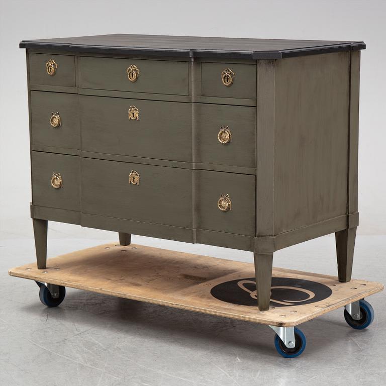 A gustavian style chest of drawers, first part of the 20th Century.