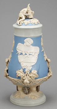 KRUS MED LOCK, keramik, Willeroy & Boch, omkring sekelskiftet 1900.