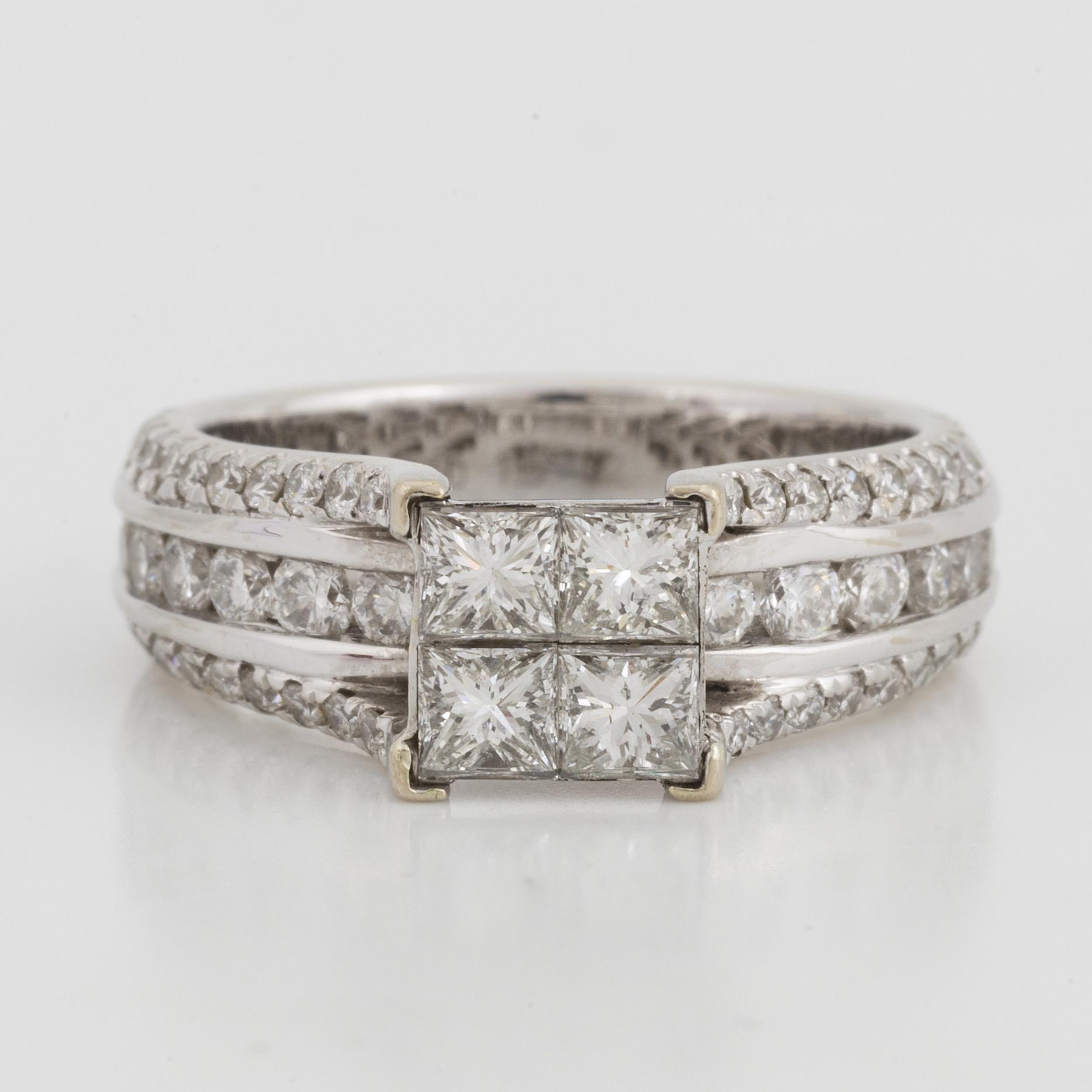 Ring med prinsessslipade och briljantslipade diamanter.
