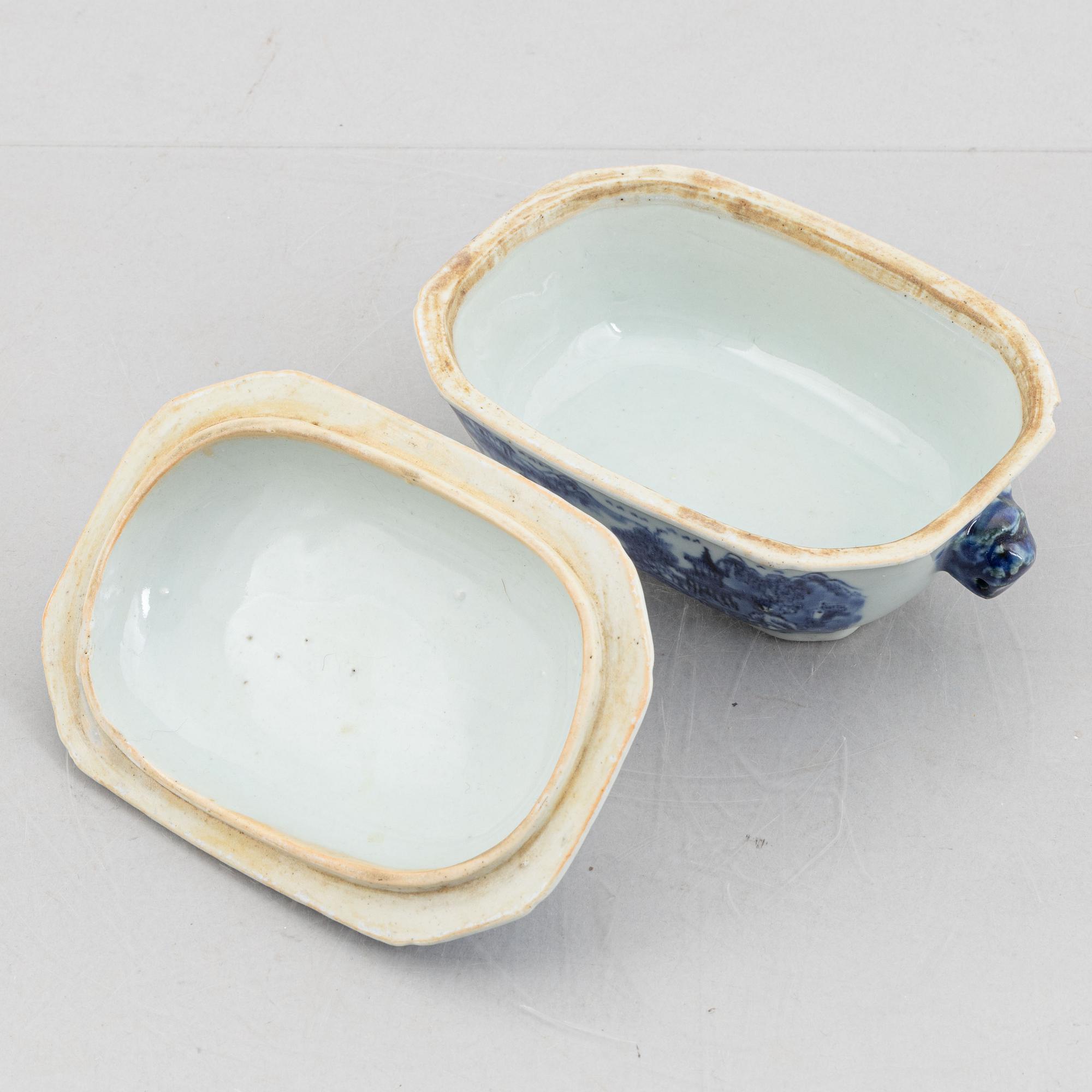 A blue and white small tureen with cover and stand, Qing dynasty, Qianlong (1736-95).