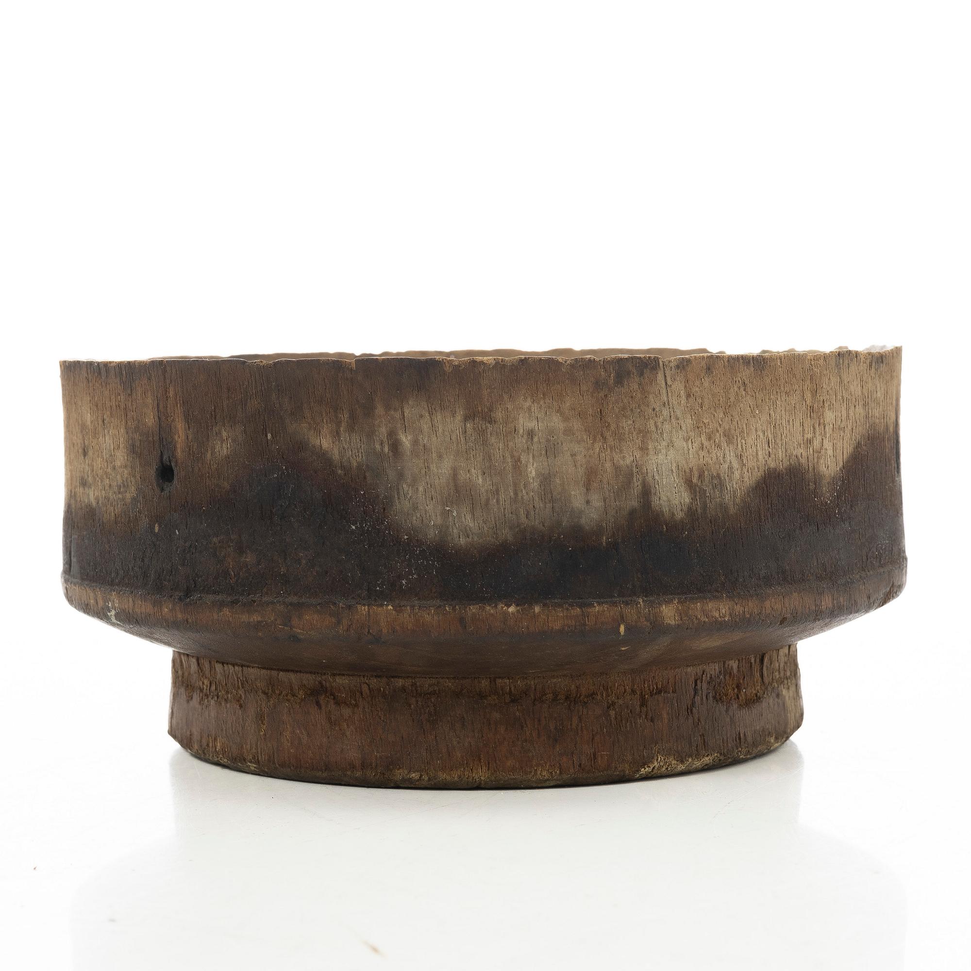 A deep dish, folk art, 18th/19th century.