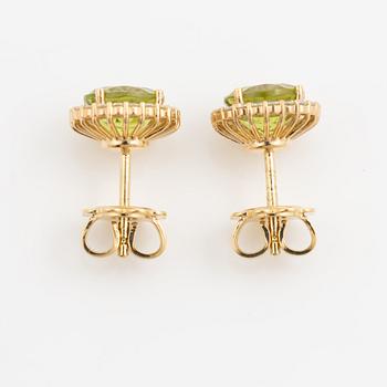 Örhängen 18K guld med peridot och briljantslipade diamanter.