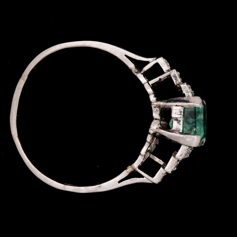 RING, platinum samt trappslipad smargad med 12 mindre åttkantslipade diamanter.
