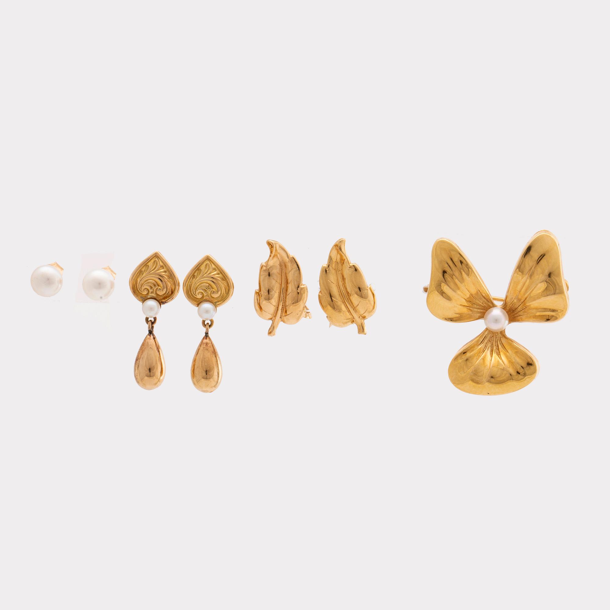 4 PAR ÖRHÄNGEN och 1 BROSCH, 18K guld odlade pärlor.
