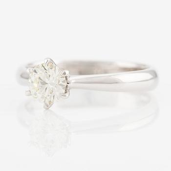 Ring in 18K white gold with a round brilliant-cut diamond.