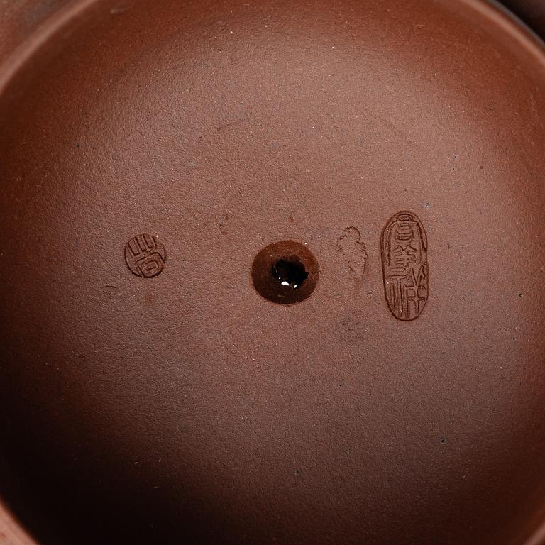Wu Quan Xiang, A Chinese yixing teapot and a bowl with sieve and four cups, 1980s.