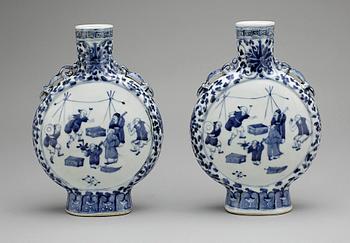 PILGRIMSKRUS, ett par, porslin, Kina, 1900-tal.