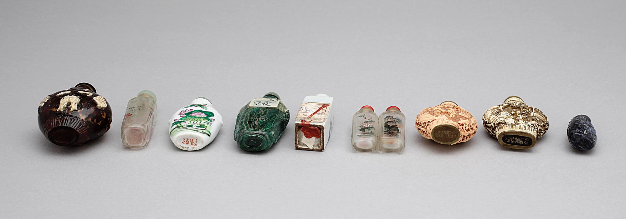 SNUSFLASKOR, 9 st, bla porslin, glas, ben, trä, Kina, 1900-tal.