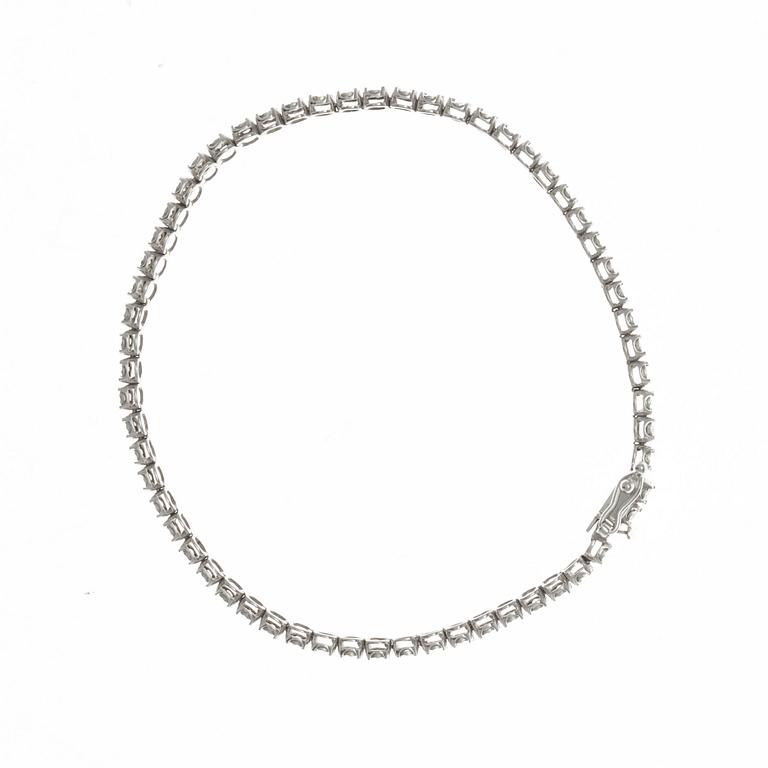 ARMBAND, vitguld 18K med 60 små diamanter. Vikt 6,1 g.