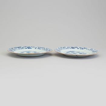 TALLRIKAR, ett par, porslin. Qing dynastin, tidigt 1700-tal.