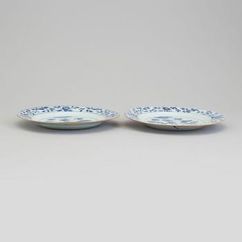 A pair of blue and white dishes, Qing dynasty, early 18th Century.