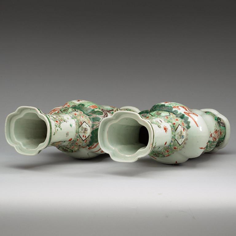 VASER, ett par, porslin. Qing dynastin, sent 1800-tal.