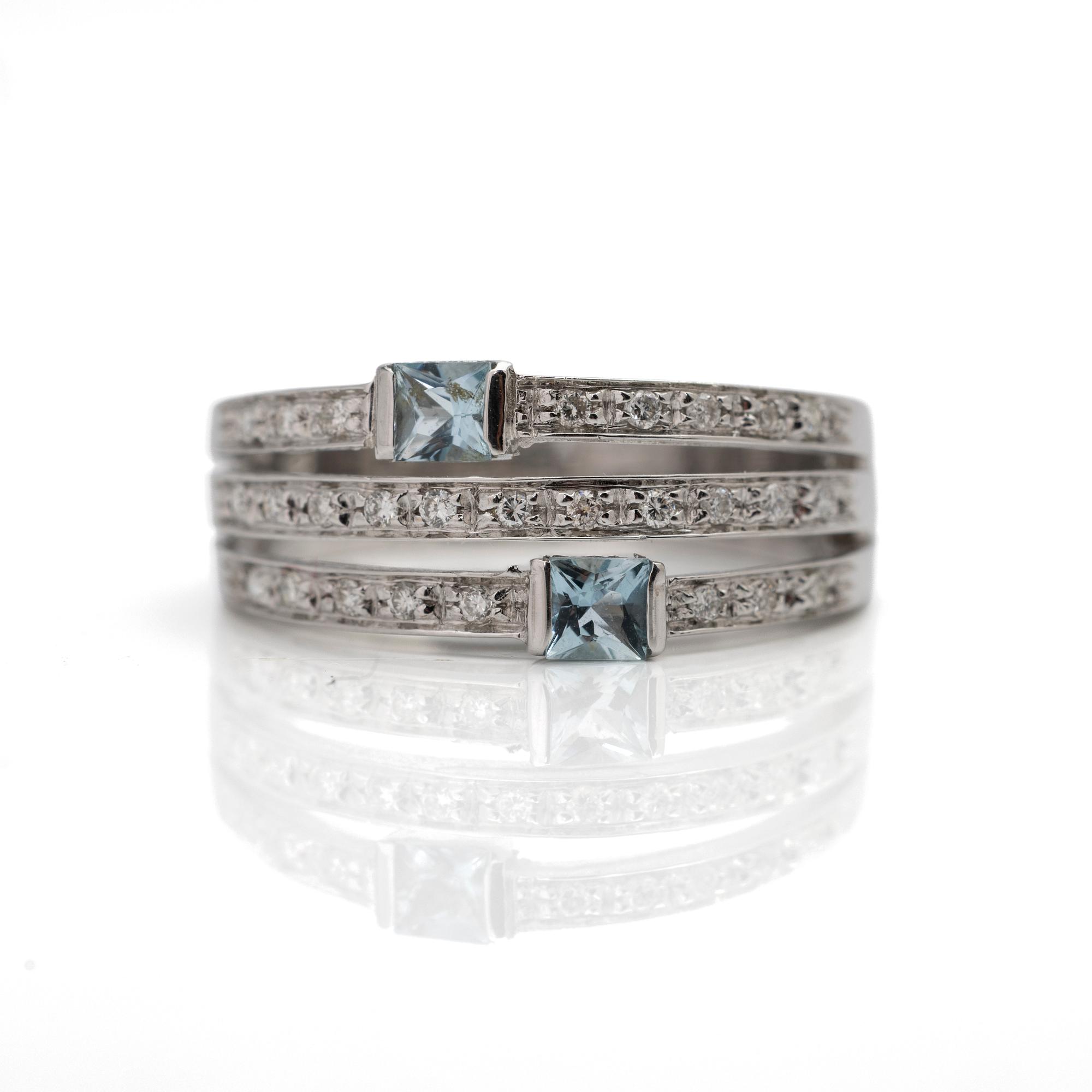 Ring, 18K white gold with aquamarines and brilliant-cut diamonds.
