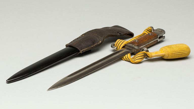 BAJONETT, Österrike/Ungern modell 1896 officer, potopé med  Kaiser Karls monogram, omkring 1900.