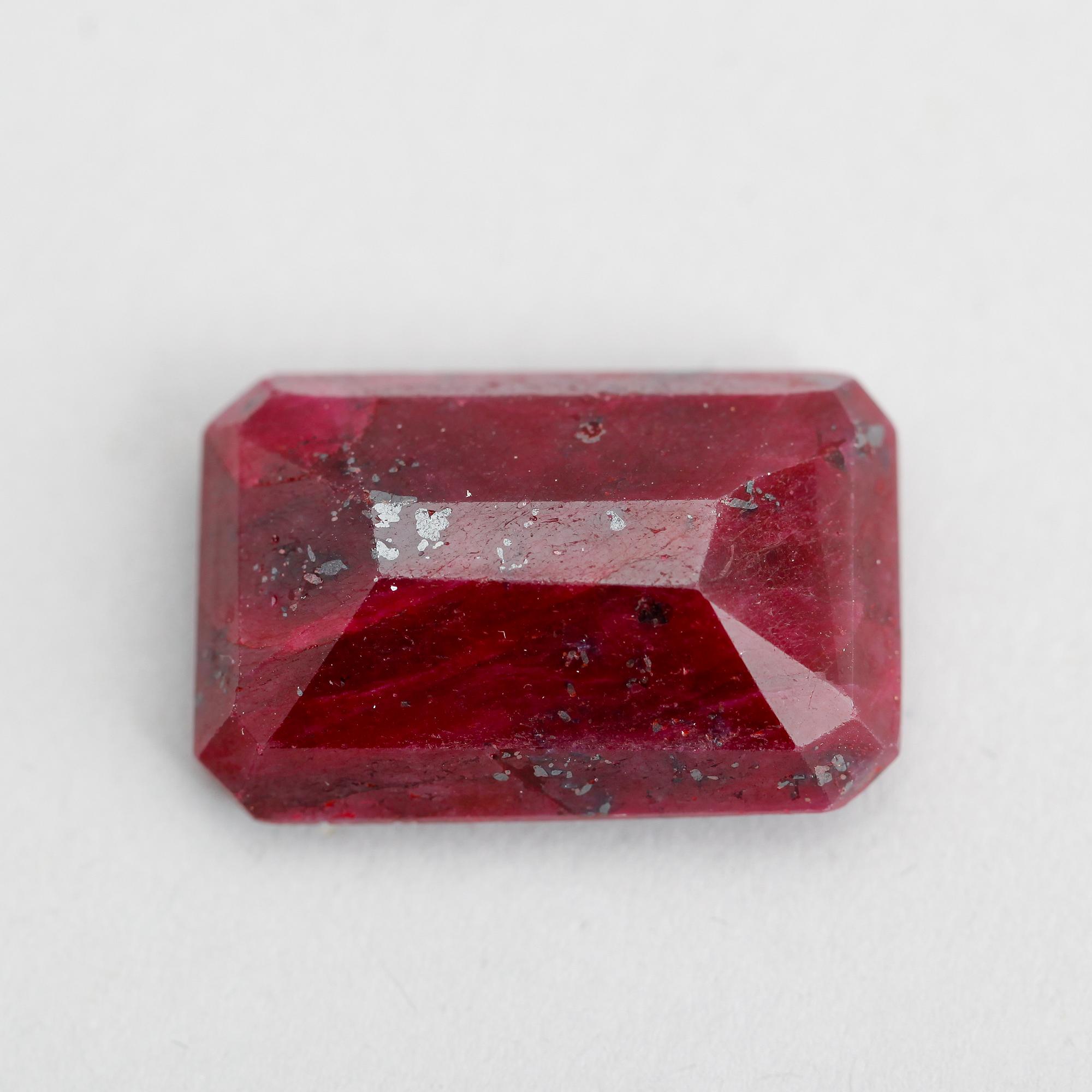 RUBIN, röd, kvadratisk fasetterad, ca 64.40 ct.