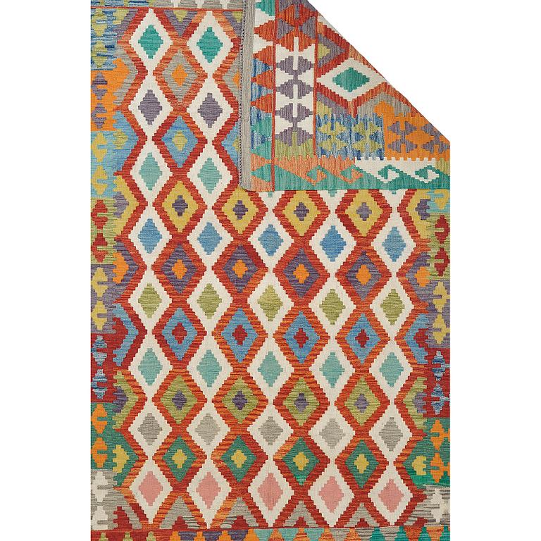 A kilim carpet, ca 293 x 203 cm.