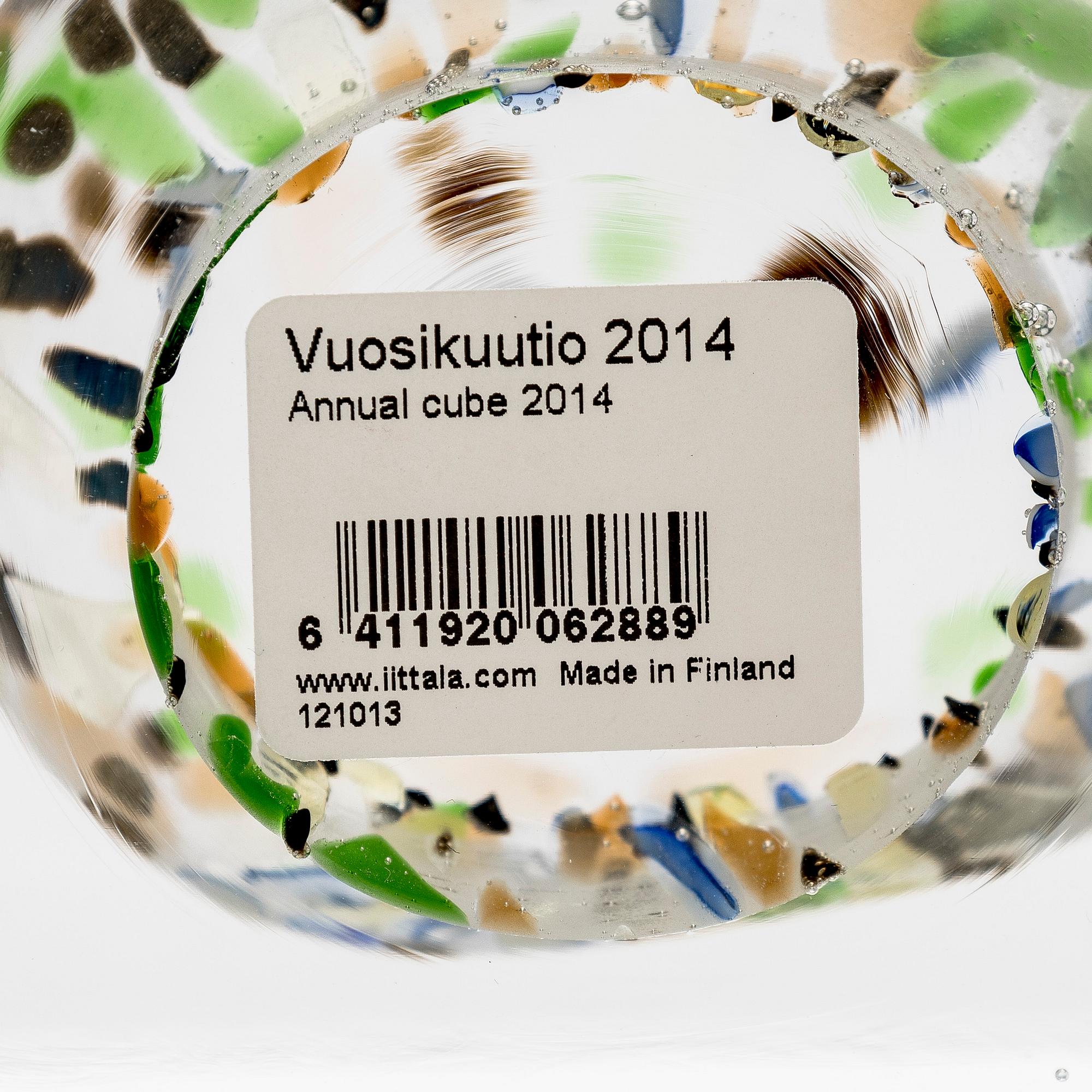 Oiva Toikka, an annual glass cube signed Oiva Toikka Nuutajärvi 2014, numbered 67/2000.