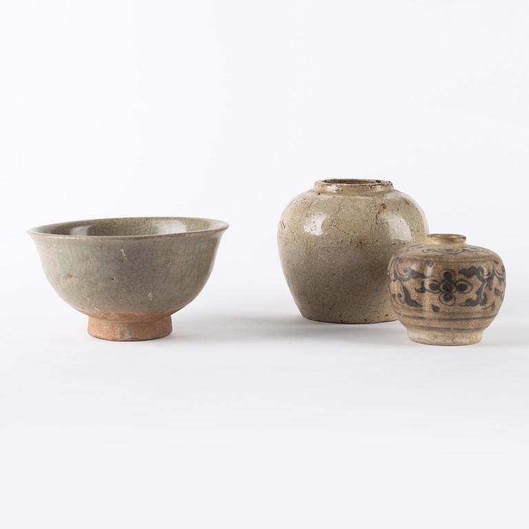 A bowl and two jars, South East Asia, 15th/17th Century.