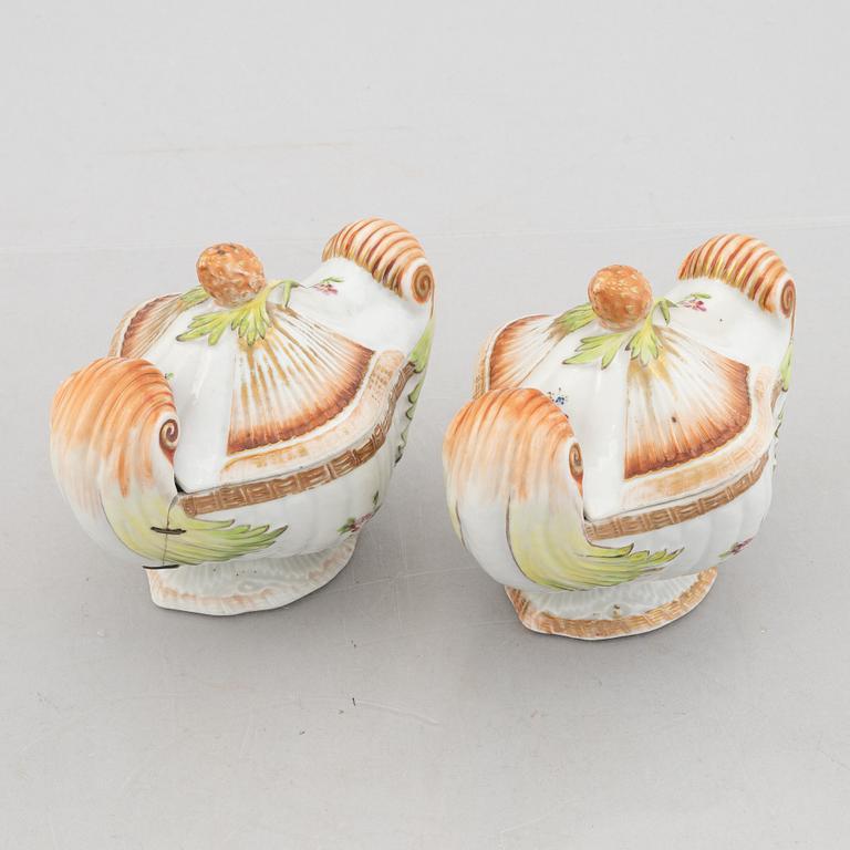 A pair of export porcelain sauce bowls with covers, China, 18th century.