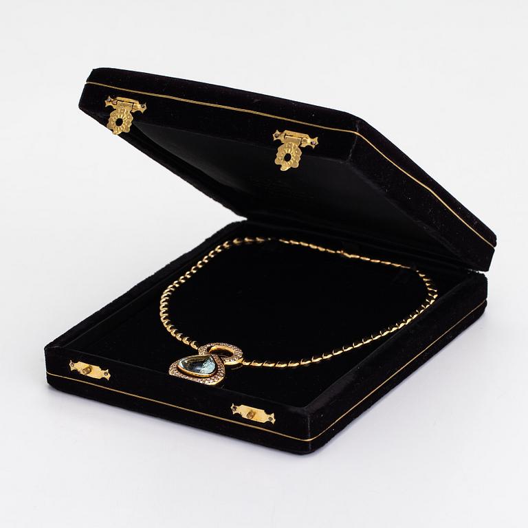 An 18K gold necklace with a ca 18.00 ct aquamarine and brilliant-cut diamonds ca 1.80 ct in total. With certificate.