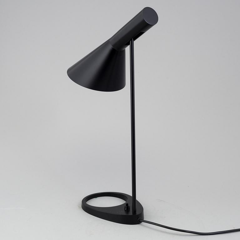 ARNE JACOBSEN, bordslampa, "AJ", Louis Poulsen.
