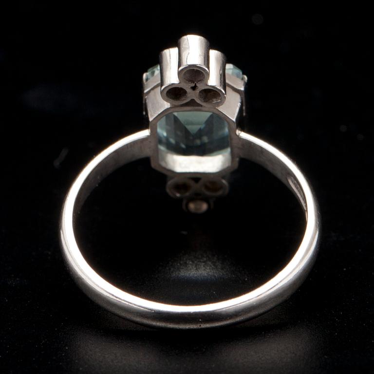 RING, vitguld 14K, trappslipade akvamariner, 6 briljantslipade diamanter. Mauno Valkeinen, Helsingfors 2003.