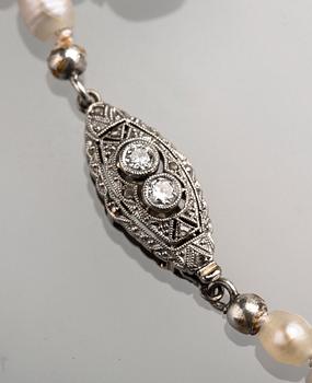 PÄRLCOLLIER, odlade pärlor med lås i 18 K vitguld med gammalslipade diamanter, ca 0.10 ct. 1900-talets första hälft.